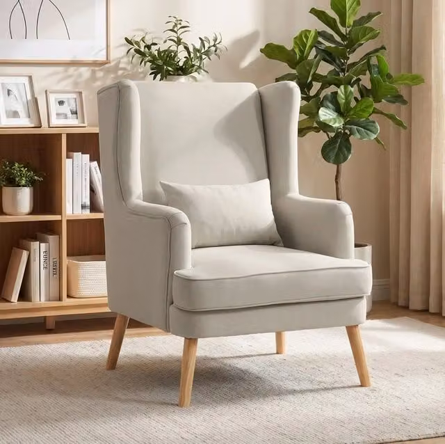 Poltrona ULEVR beige con schienale alto, cuscino lombare e seduta ampia, rivestimento effetto lino