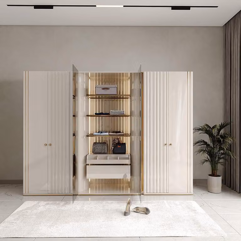 Armadio beige in stile moderno con dettagli dorati