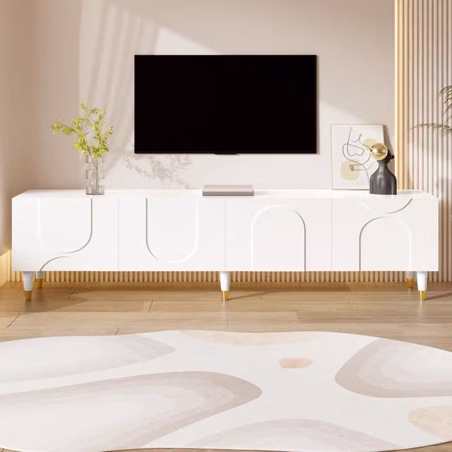 Mobile porta TV OKWISH moderno in MDF e legno bianco con 4 ante e vani contenitori, ripiano con passacavi per soggiorno, L: 180 cm, P: 40 cm, H: 50 cm