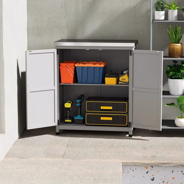 Armadietto da giardino con ripiano e piano zincato per attrezzi e vasi, in legno grigio, 79 × 43 × 92 cm