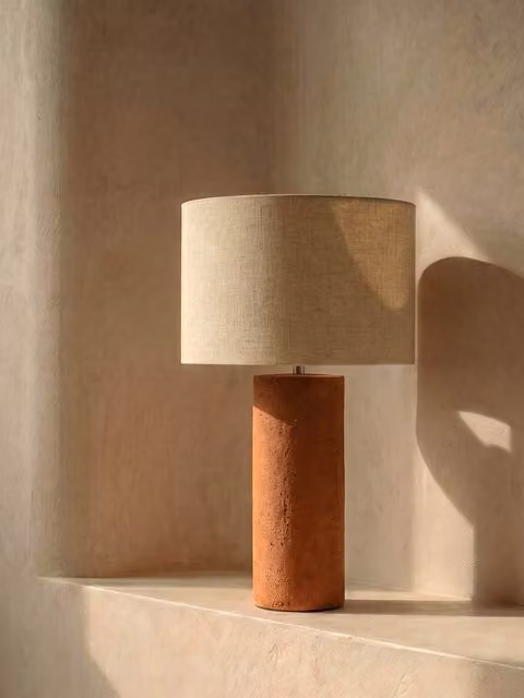 Lampada da tavolo a scala Kenay Home in ceramica color terracotta e beige