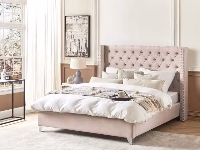 Letto Beliani in velluto imbottito e trapuntato con poggiatesta in stile glamour, disponibile in grigio o rosa, dimensioni 180 x 200 cm
