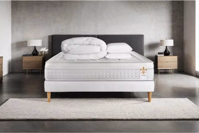 Kit letto completo Vingt-Huit con materasso ibrido, box spring imbottito, doghe, 2 cuscini e piumino, colore bianco, L/P: 180 x 200 cm – 1
