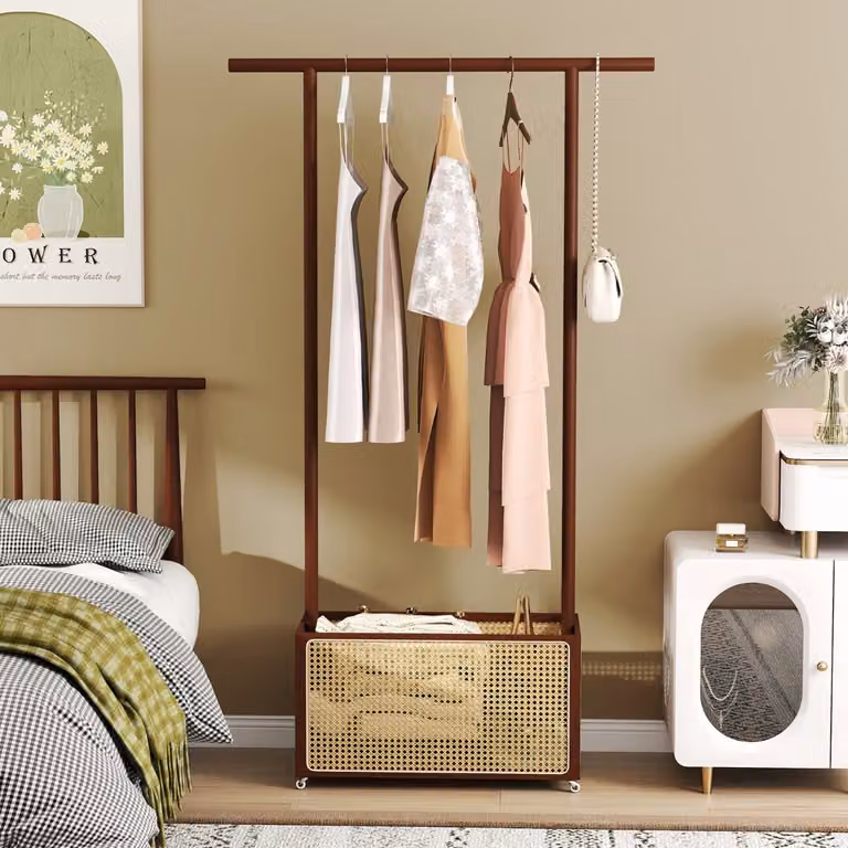 Appendiabiti Costway in bambù con cesto in rattan e ruote, colore marrone, ideale per la camera da letto