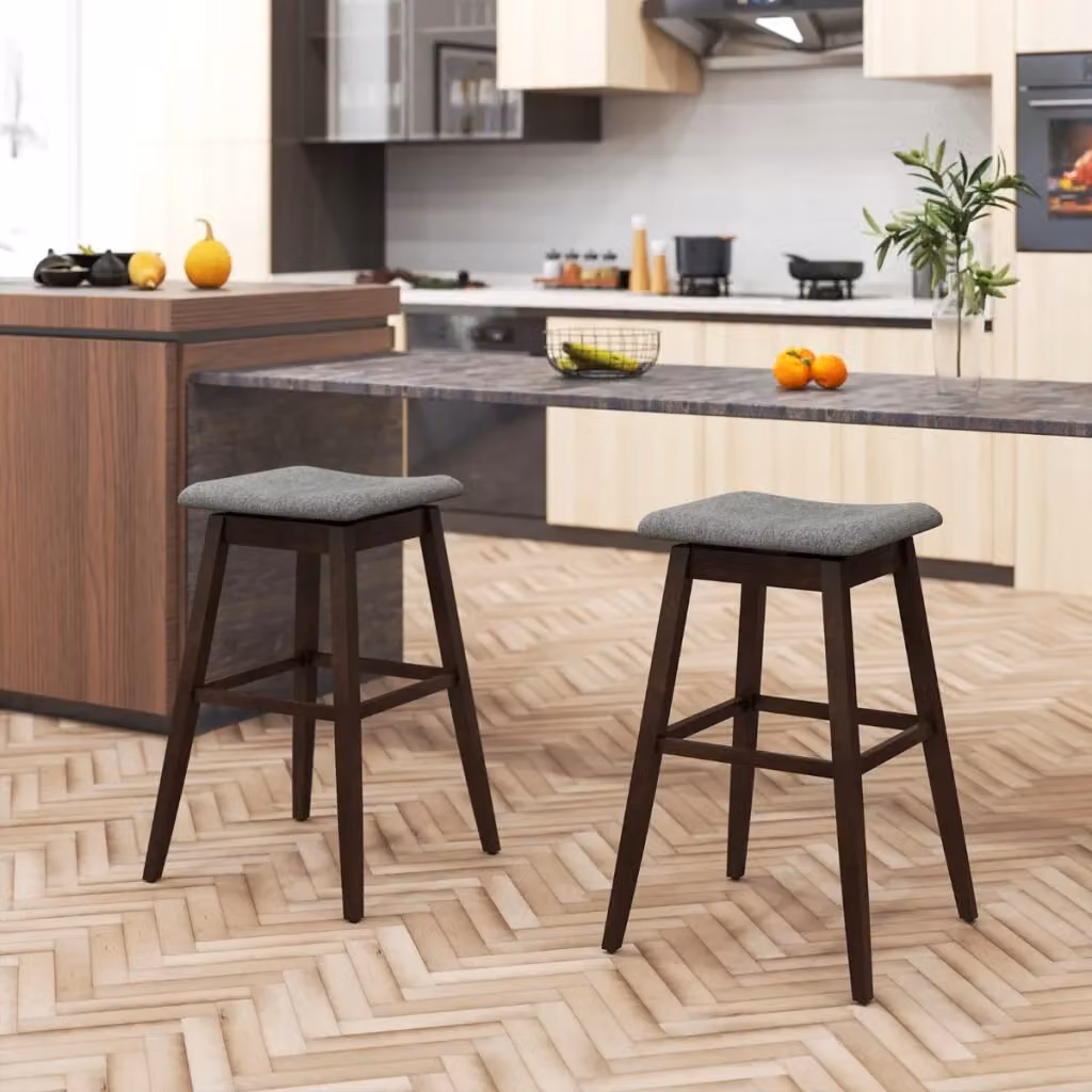 Set di 2 sgabelli da bar girevoli Design Mania con seduta imbottita in tessuto e gambe in legno di gomma, Marrone scuro e Grigio – 2