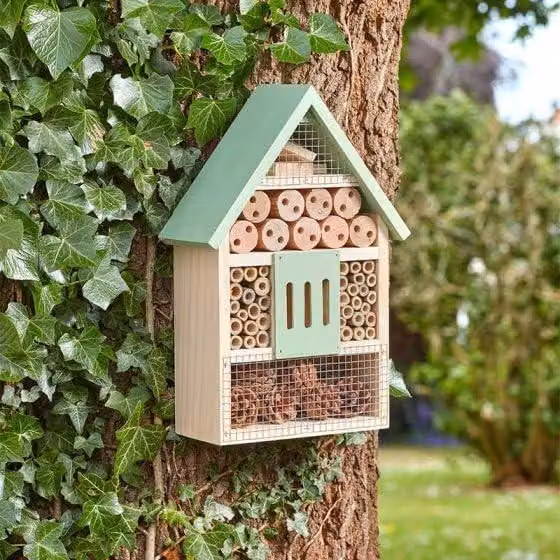 Solidchoice - Albergo per insetti in legno con tetto verde, ideale per il giardino