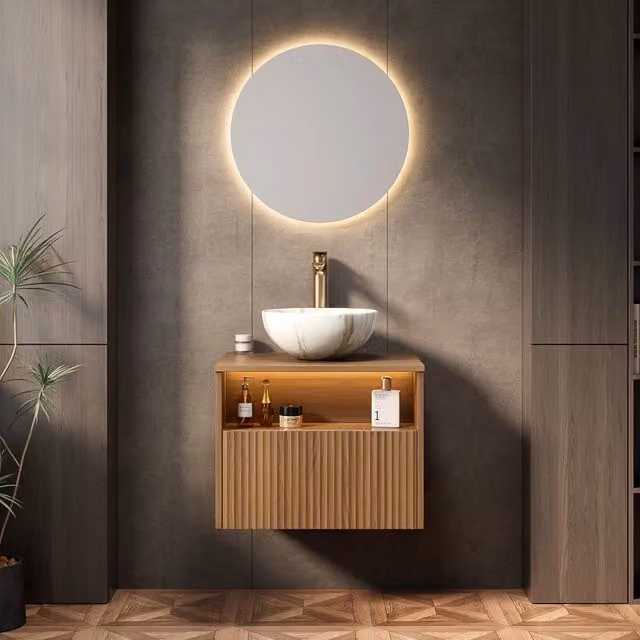 Mobile lavabo sospeso 60 cm, motivo pietra bianco, cassettone in compensato striato con cassetto e ripiano, luce a sensore, preassemblato, finitura rovere marrone