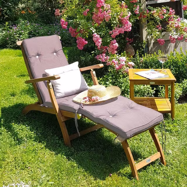 Lettino da giardino Queen Mary Casaria in legno di acacia con cuscino antracite e poggiatesta regolabile