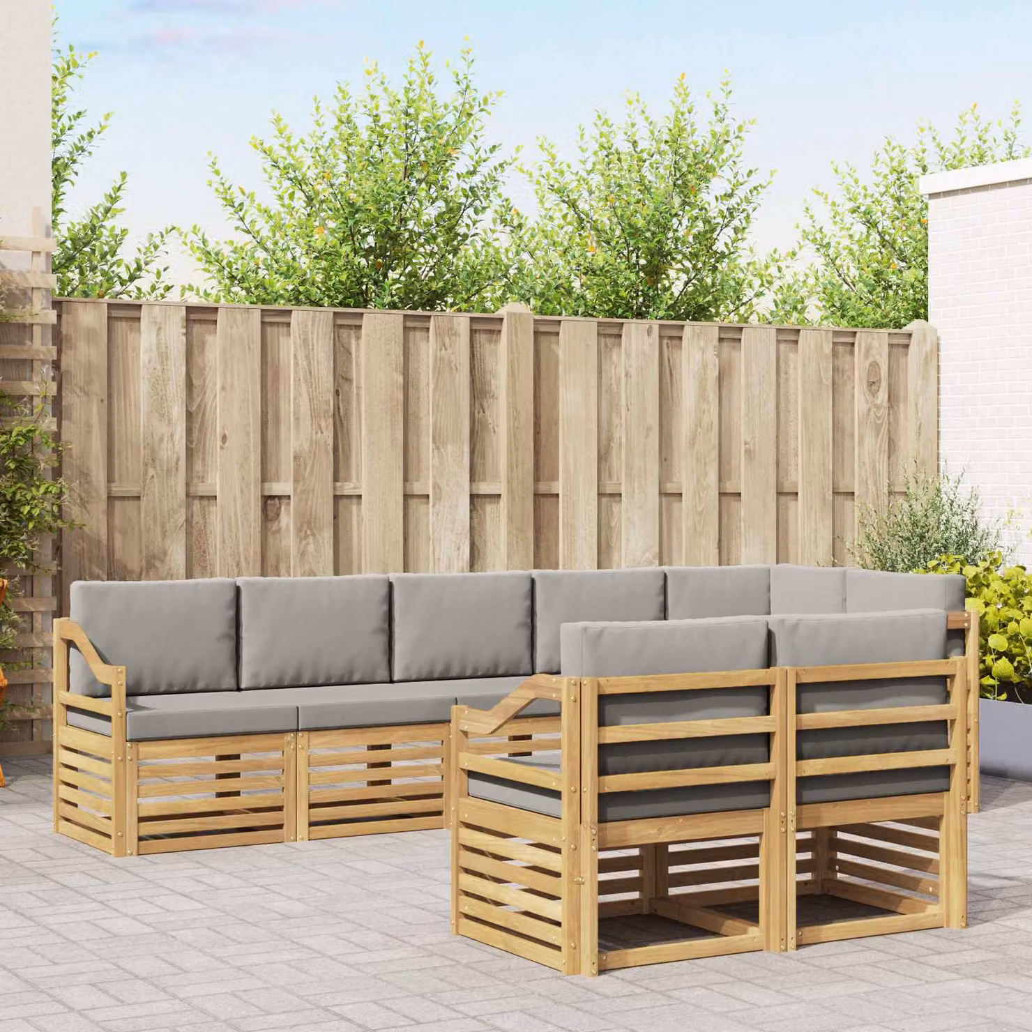 Set di divani da esterno vidaXL a forma di L composto da 8 pezzi in legno di acacia con cuscini bianchi e grigi per giardino e terrazza