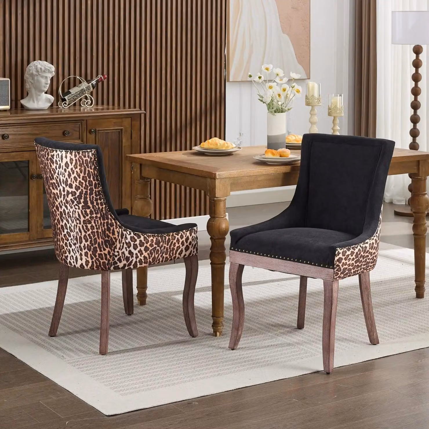 Set di 2 comode sedie da pranzo imbottite - Eleganti sedie con gambe in legno e dettagli decorativi