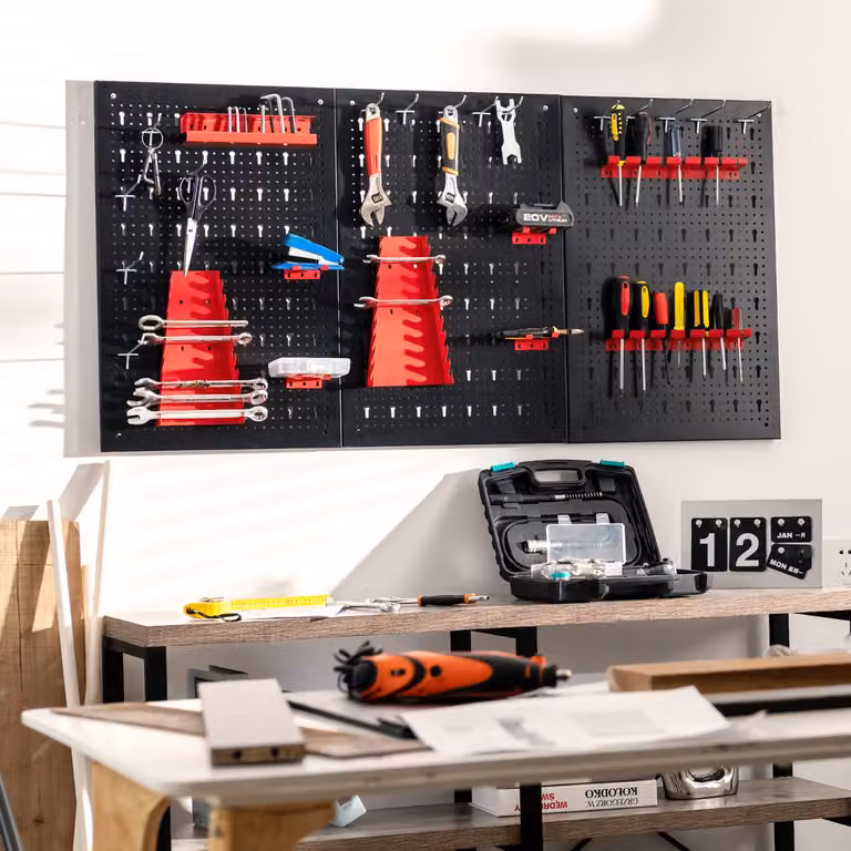 Organizer da parete Costway in metallo nero con 3 pannelli forati e 25 accessori per la conservazione degli attrezzi