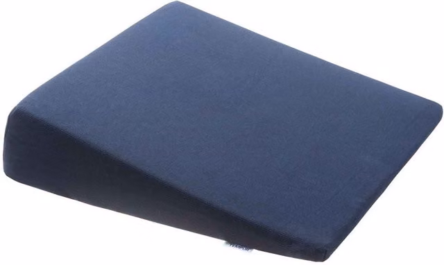 Cuscino a cuneo Tempur in memory foam blu per il supporto della zona lombare durante la seduta