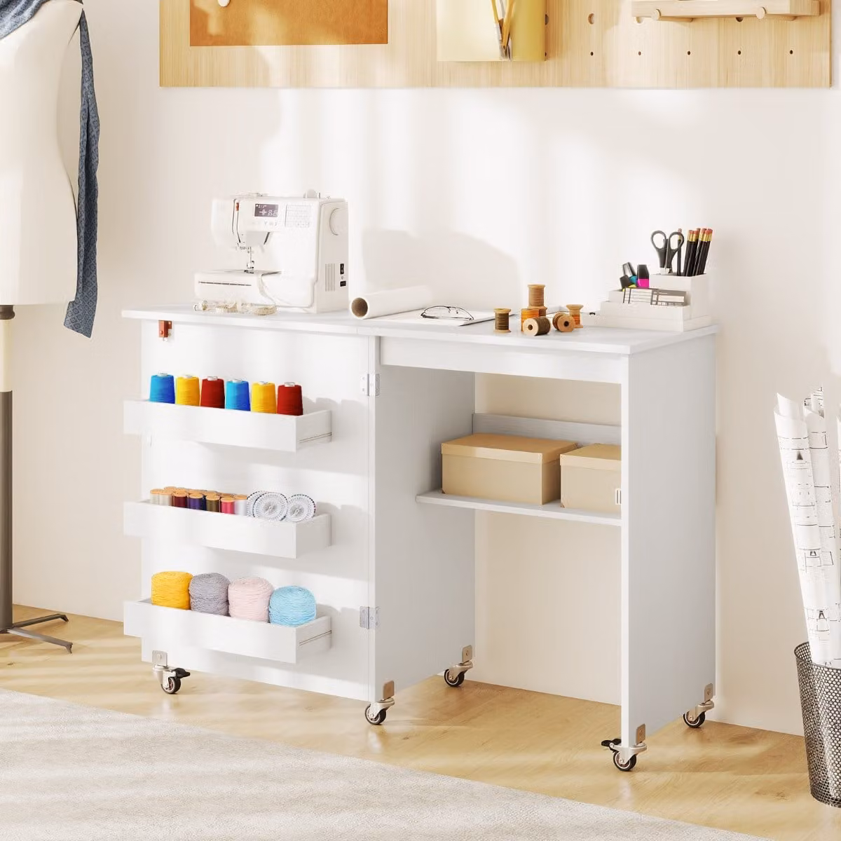Carrello per artigianato Costway con ripiano e contenitori, tavolo da cucito pieghevole con stazione di ricarica, Bianco