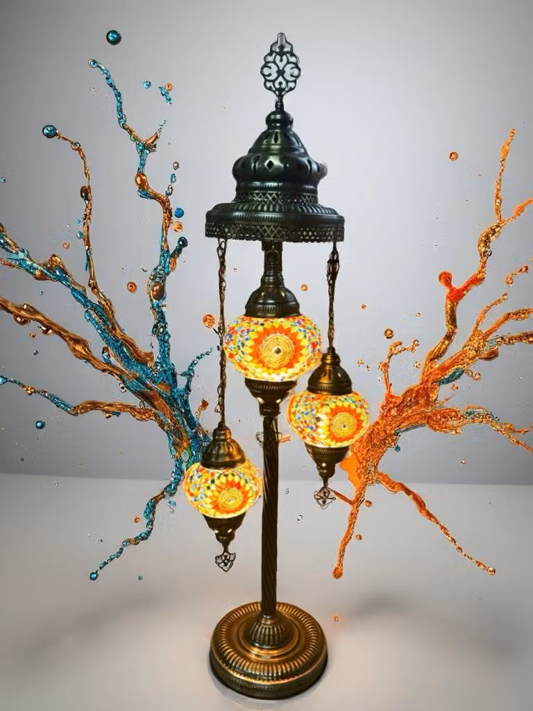 Autentica lampada da tavolo turca realizzata a mano con 3 sfere di vetro colorato a mosaico: illuminazione orientale per un ambiente accogliente.