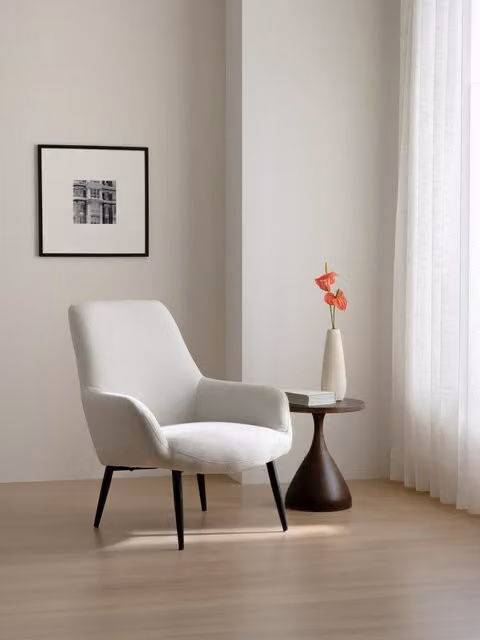 Poltrona imbottita Berino Kenay Home beige con struttura in metallo nero e braccioli