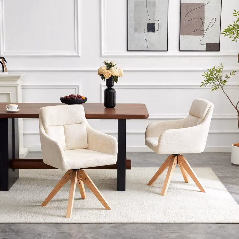 Set di 2 poltrone girevoli con schienale alto, ideali per la sala da pranzo. Sedie rivestite in velluto strutturato color beige chiaro, con gambe in legno massello. Girevoli a 360 gradi. Poltrone