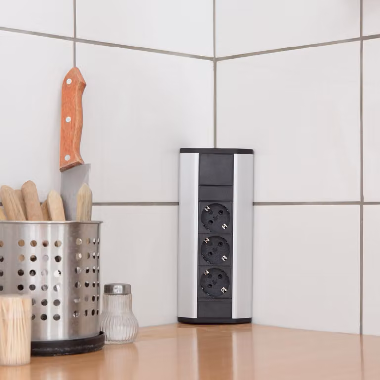 Presa multipla angolare – 3 prese – 3500 W – 16 A – cavo da 1,5 m – design in alluminio – compatta – a prova di bambino – per cucina, ufficio, soggiorno [20480]
