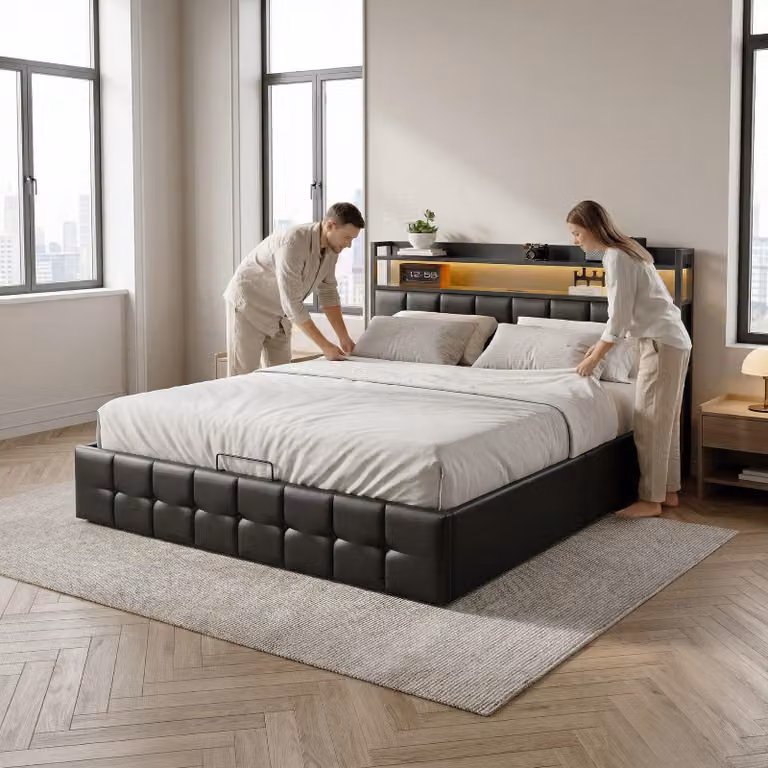 Letto Moonbite con contenitore, dimensioni 140x200 cm, rivestito in ecopelle bianca grigia trapuntata, con illuminazione LED, sistema di sollevamento idraulico per il contenitore e doppia porta USB-C