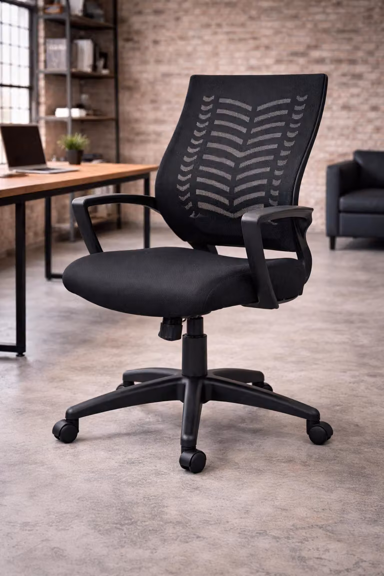 Sedia da ufficio nera con schienale ergonomico e seduta imbottita
