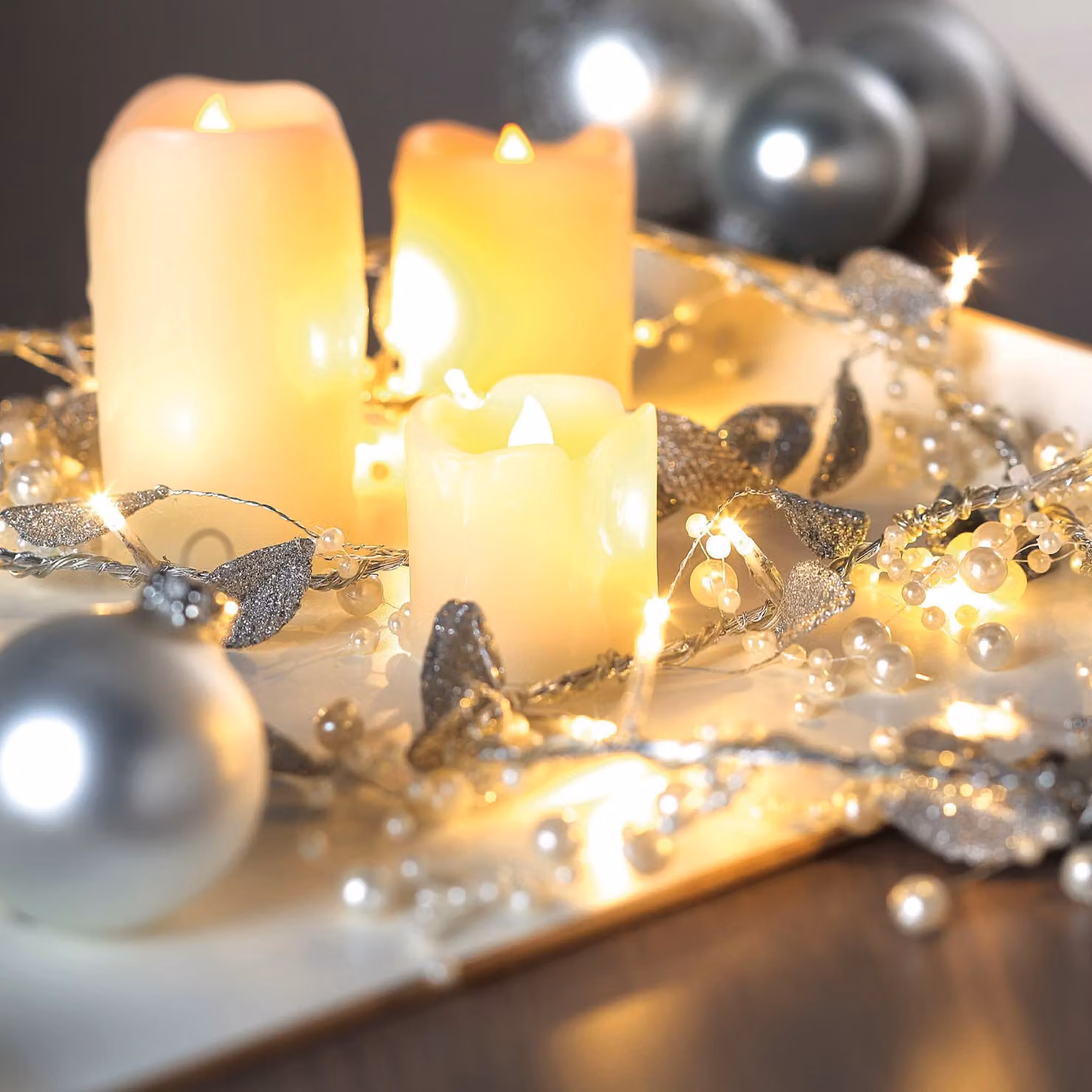 Catena luminosa a LED, con foglie e sfere argentate, lunghezza 150 cm, 16 LED bianco caldo