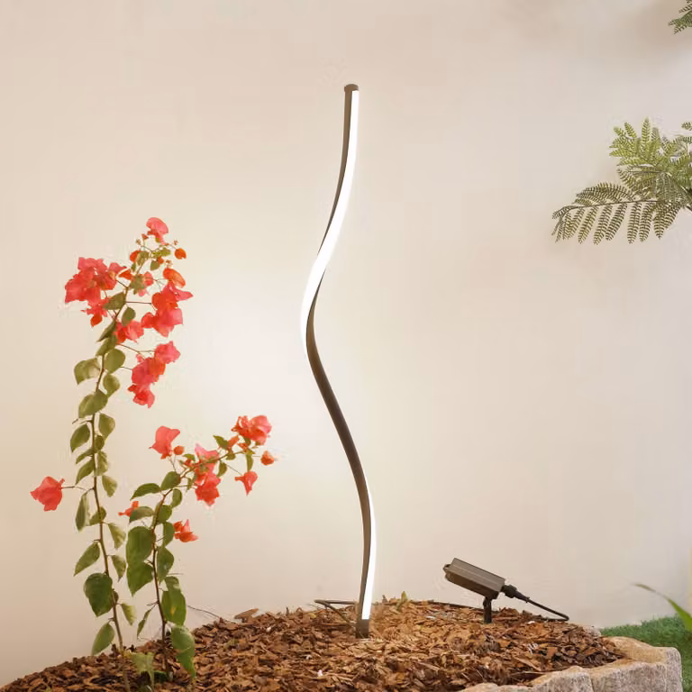 Lampada LED solare Lindby Sabriel, dal design sinuoso, nera, in alluminio, 3000K Sabiel, Nero, Alluminio, Moderno