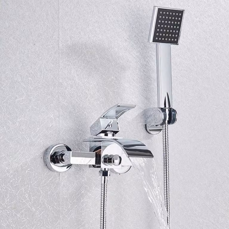 Miscelatore monocomando per doccia e vasca da bagno, modello "waterfall", da montare a parete, realizzato in acciaio inossidabile 304, con cartuccia in Vetroceramica, completo di tubo flessibile per doccia da 150 cm e finitura cromata