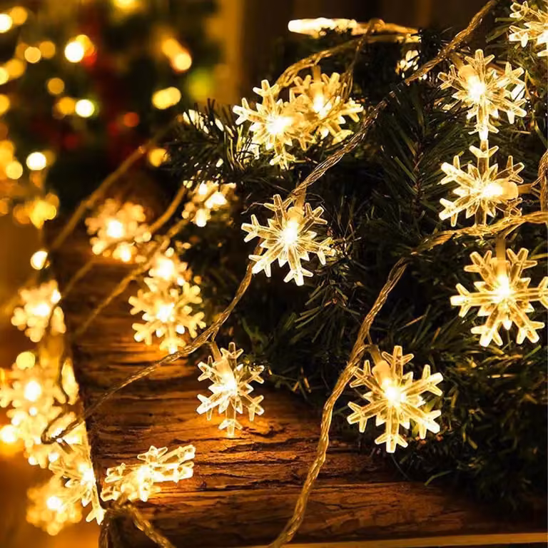 Catena luminosa a LED con 40 decorazioni a forma di fiocchi di neve, lunghezza 6 metri, luce bianco caldo, adatta per interni ed esterni