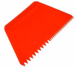 Raschietto in plastica a trapezio con doppia dentatura rosso Pavoni Italia L: 21,6 cm, P: 12,8 cm