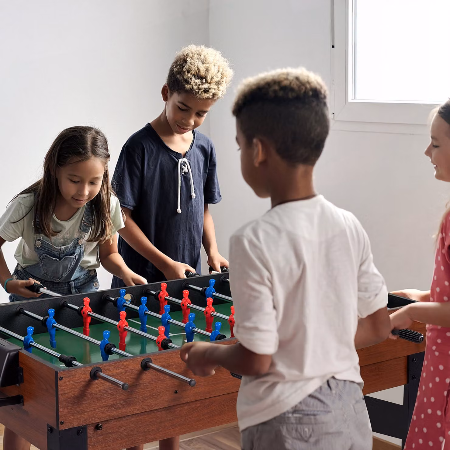 Set da gioco combo 15-in-1 Costway con basket, calcetto, hockey, biliardo, ping pong e bowling in legno multicolore e naturale
