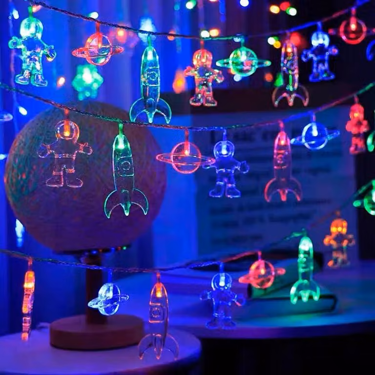 Catena luminosa a LED con 20 luci, a tema astronauta, astronave e razzo, lunghezza 3 metri