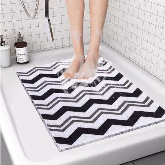 Tappetino da bagno con protezione anti-macchia, ad asciugatura rapida e con sistema di drenaggio per la doccia.