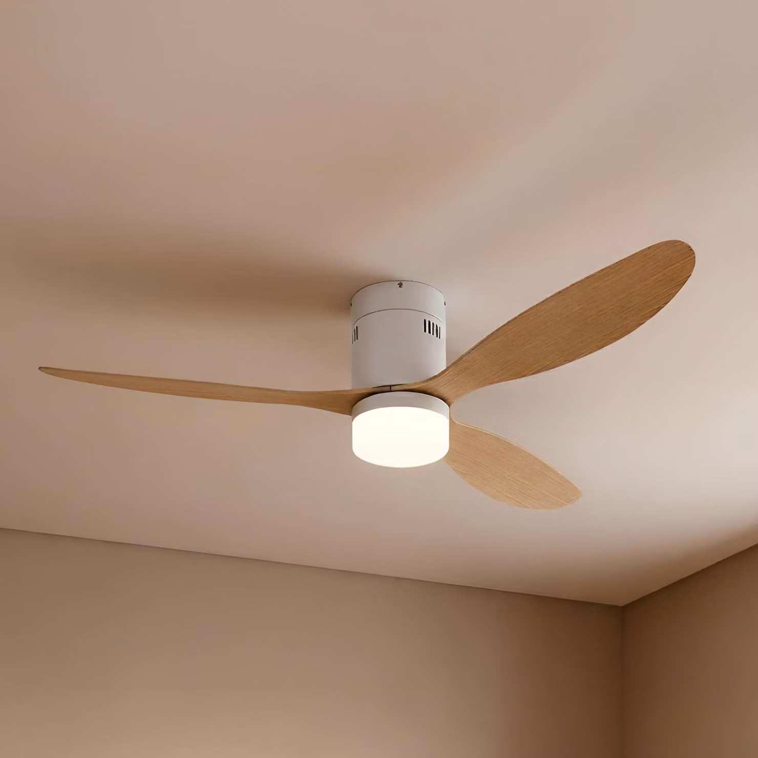 Ventilatore da soffitto LED Lucande Kayu, bianco/legno, DC, 132 cm Kayu, Legno chiaro, Soggiorno / Sala da pranzo, Plastica, Moderno