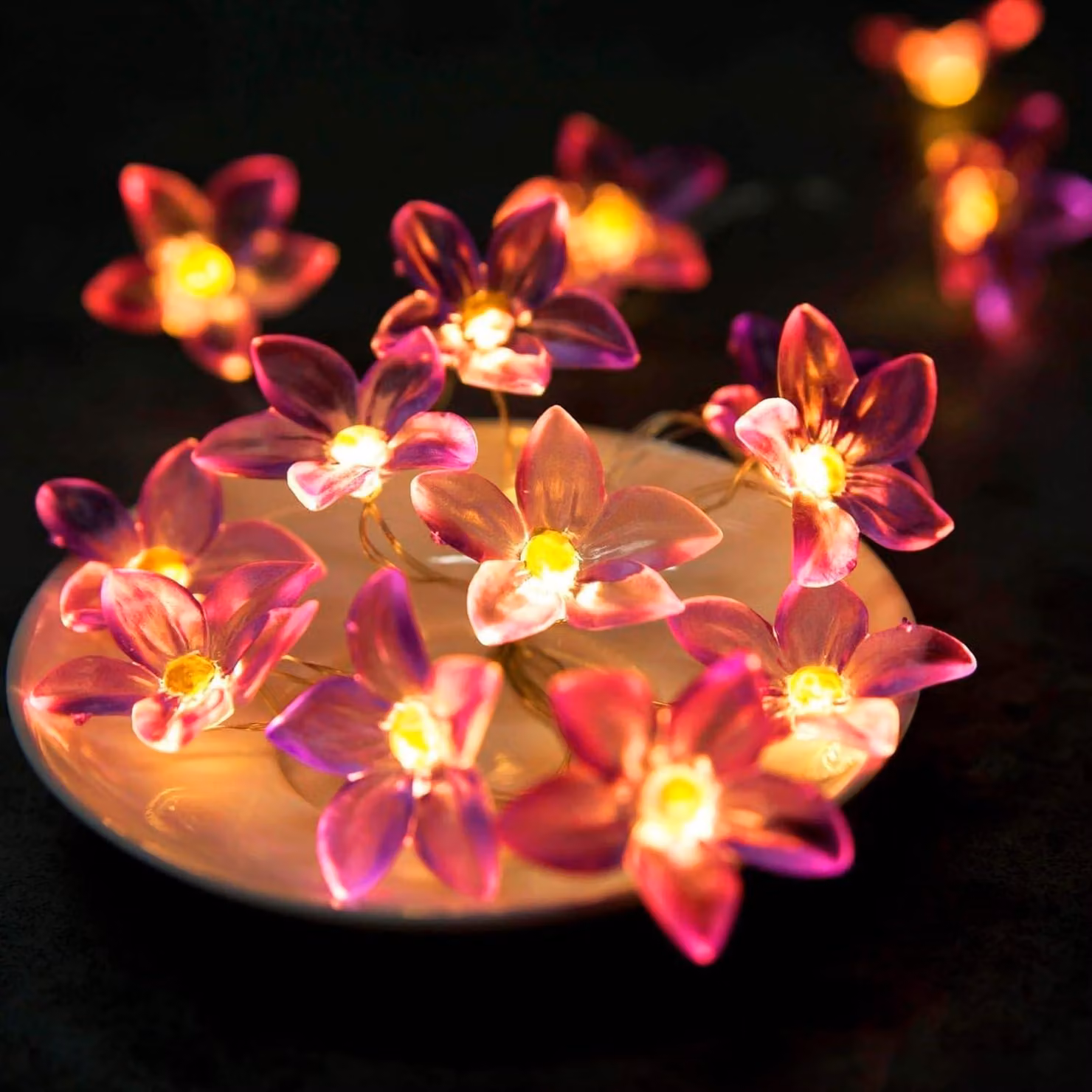 Catena luminosa con 20 fiori a forma di giglio, lunghezza 2 metri, luce bianco caldo, per uso interno