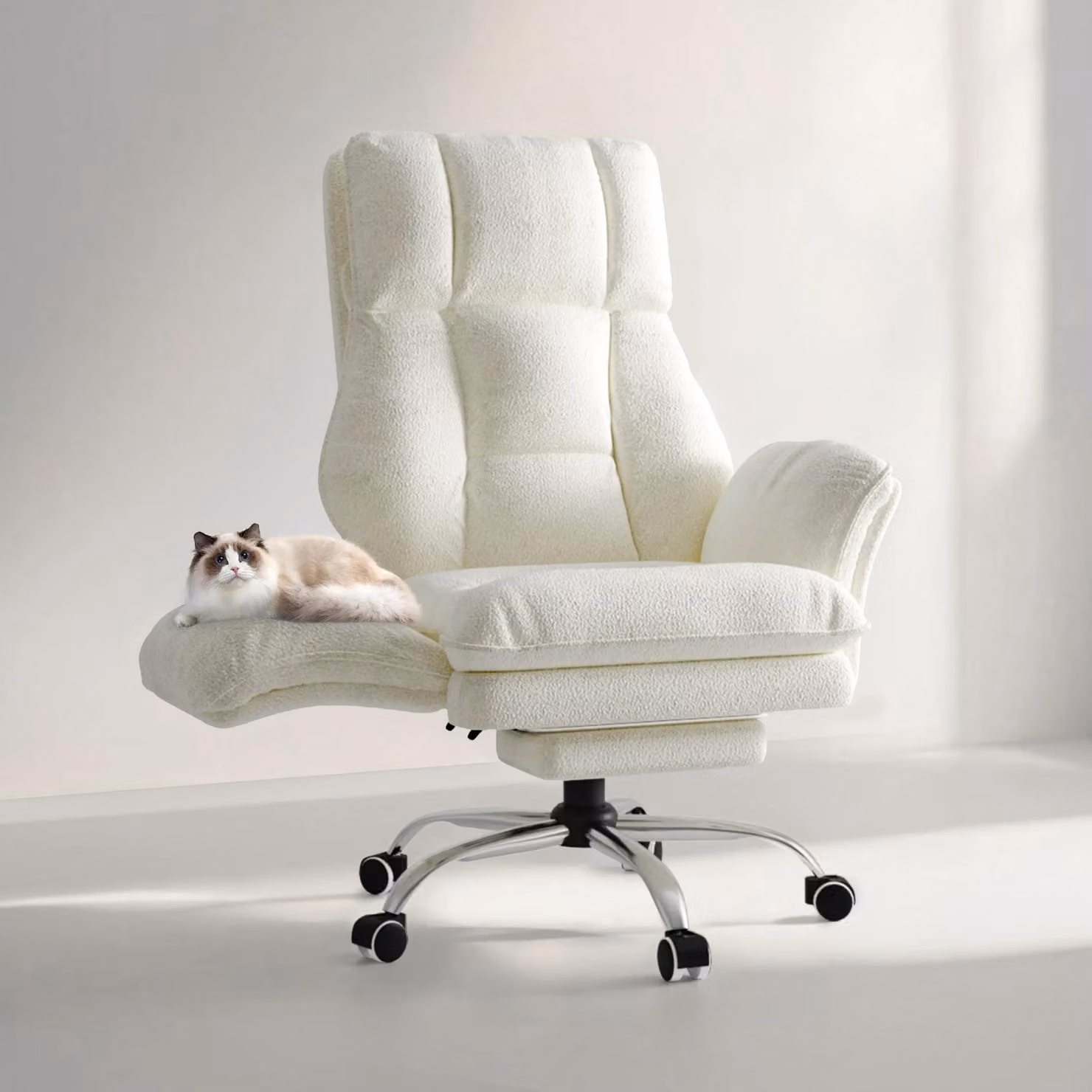 Sedia da ufficio grande, con imbottitura in soffice ecopelle effetto teddy, ergonomica, regolabile in altezza, girevole, con braccioli pieghevoli e poggiapiedi. Colore: bianco