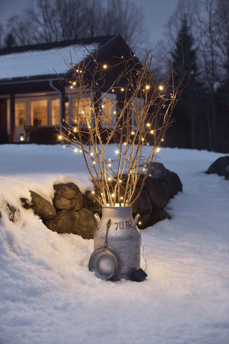 Konstsmide - Luci da fata a LED, con interruttore on/off, sensore di luce, timer 6h e 9h, 80 diodi bianco caldo, a batteria, per esterni (IP44), cavo nero scatola nera, 2 x D 1,5V (escl.); 3728-100