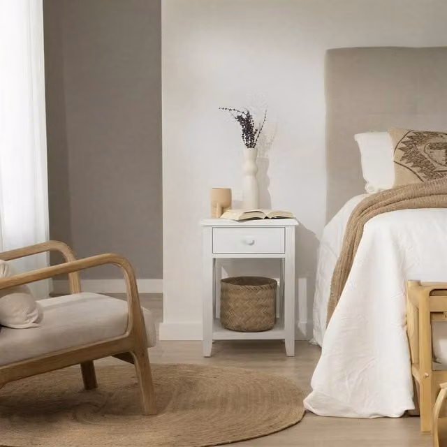 Comodino Niza Banak in legno massello e MDF laccato bianco