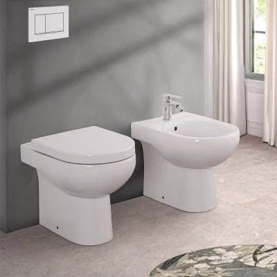 Sanitari filomuro Vima in ceramica bianca con sedile soft close e tecnologia rimless