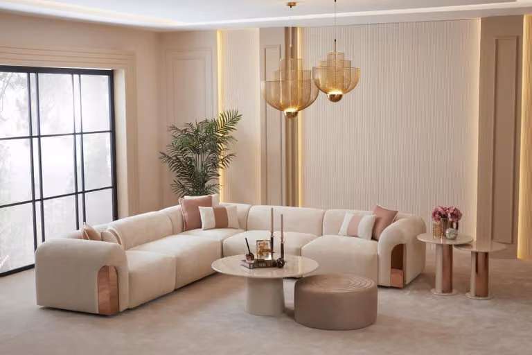 Set per soggiorno color beige: divano angolare grande, tavolino, poggiapiedi e tavolini laterali