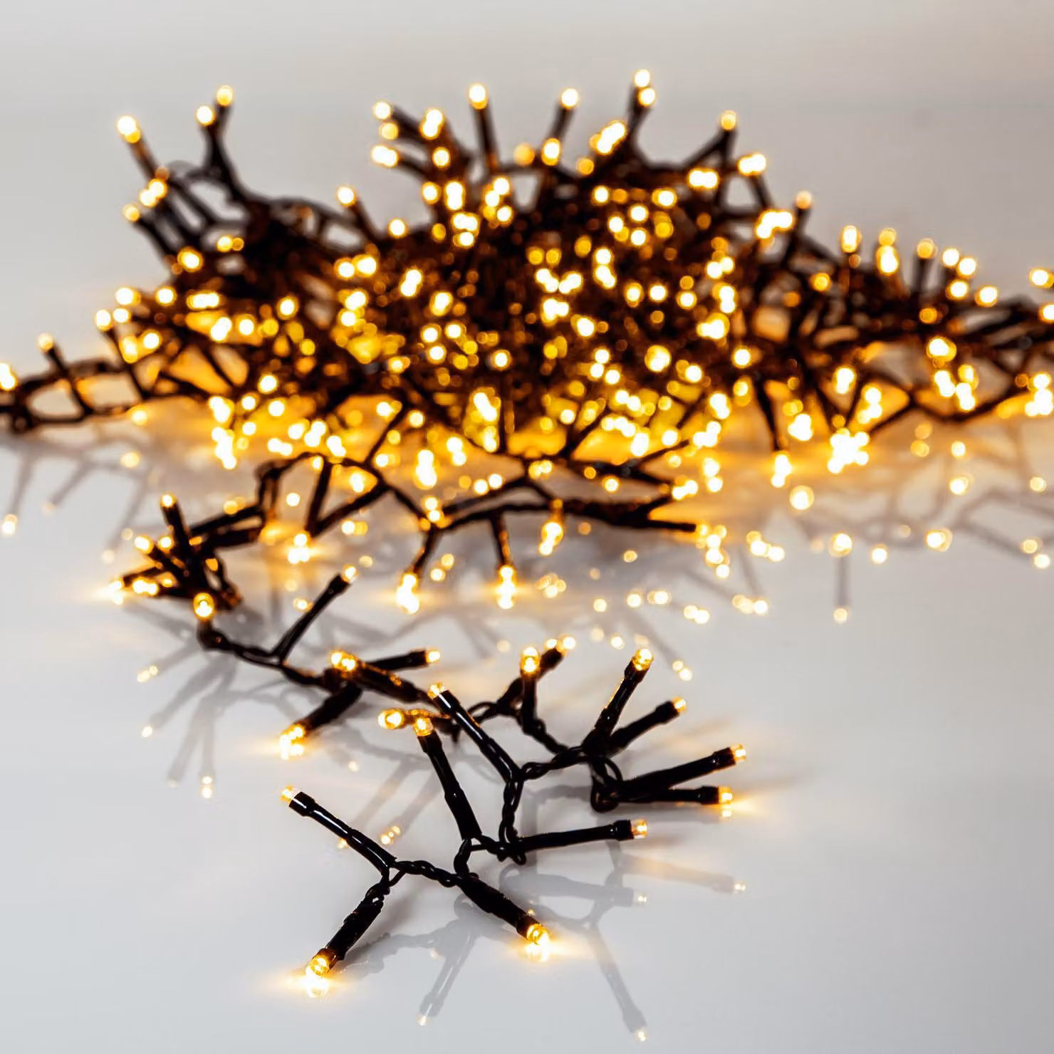 Catena luminosa a LED - Serie GOLDEN LED - 1200 LED bianco caldo intenso - Lunghezza: 24 metri - Cavo nero - Adatta per uso esterno