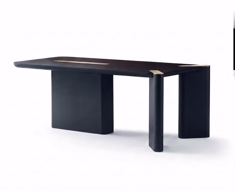 Tavolo da pranzo scuro, dal design moderno e minimalista, massiccio, elegante