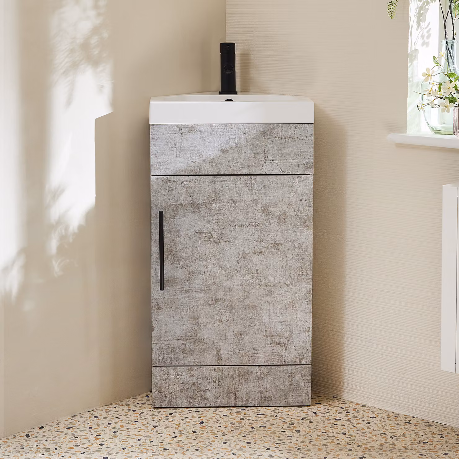 Mobile Bagno a Terra Angolare Grigio Cemento da 450mm con Lavabo e Maniglia con Barra a T Nera - Cluo