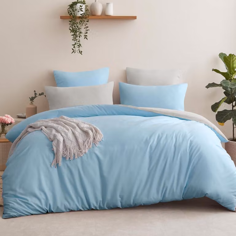 Copripiumino matrimoniale con due federe, dimensioni 240x260 cm, colore azzurro chiaro/beige