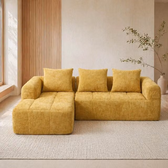 Divano modulare con chaise longue in chenille gialla; 250x158x60 cm; 3 cuscini