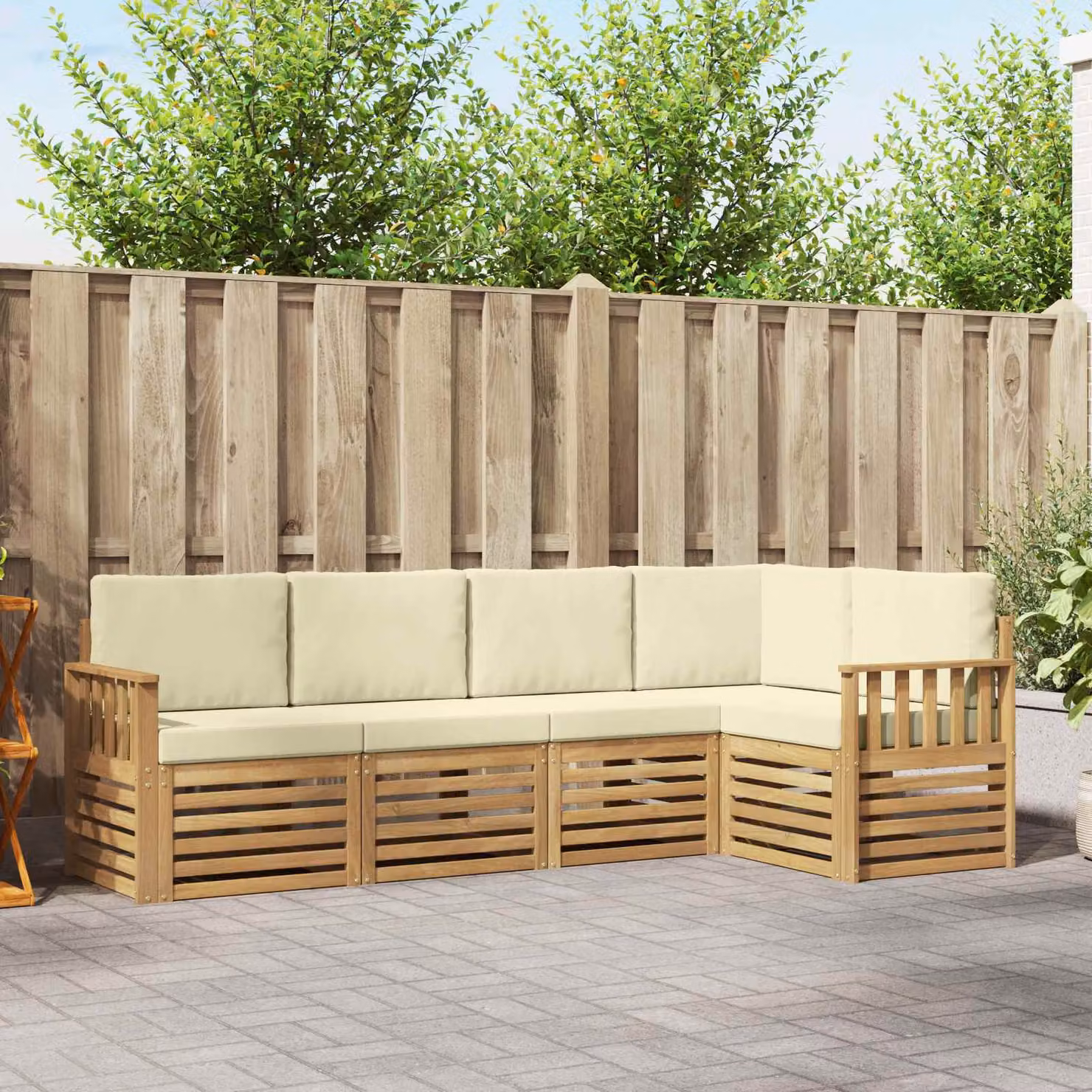 Set di divani da esterno vidaXL a forma di L composto da 5 pezzi in legno di acacia con cuscini bianchi e beige