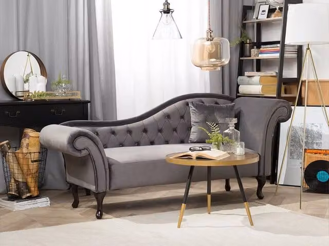 Chaise longue BELIANI in velluto grigio con rivestimento trapuntato, braccioli arrotolati e cuscino, versione destra L/P/H: 188 x 59 x 87 cm