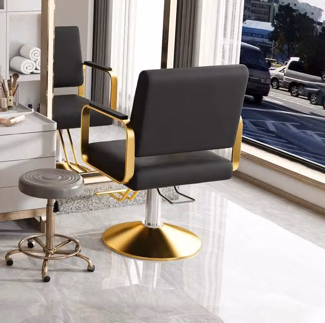 Sedia da parrucchiere professionale MODFU girevole a 360 con pompa idraulica, rivestimento in ecopelle nero e base in metallo dorata lucida