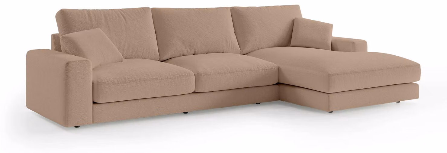 Divano angolare modello Harvesty, rivestito in tessuto color nocciola chiaro, con chaise longue a destra