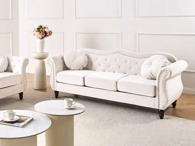 Divano in velluto beige chiaro a 3 posti con bottoni a forma di chiodo Cuscini trapuntati con braccioli arrotolati Glam
