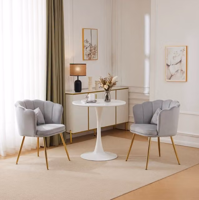 Sedia imbottita con design a petalo e cuscino; in velluto grigio
