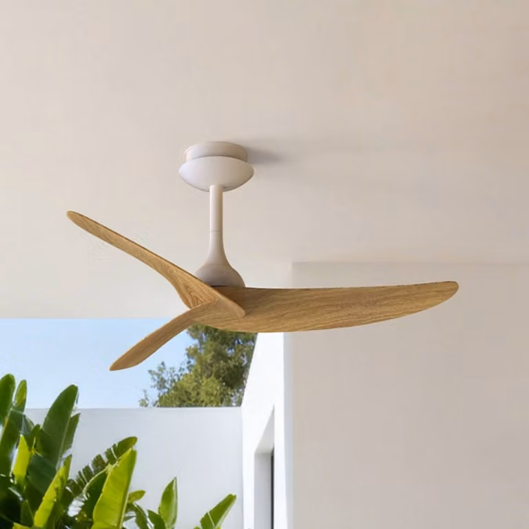 Mantra Iluminación Ventilatore da soffitto Ipanema, bianco/legno, DC, silenzioso, telecomando, IP44 Ipanema, Bianco / Opale, Soggiorno / Sala da pranzo, Metallo, Moderno